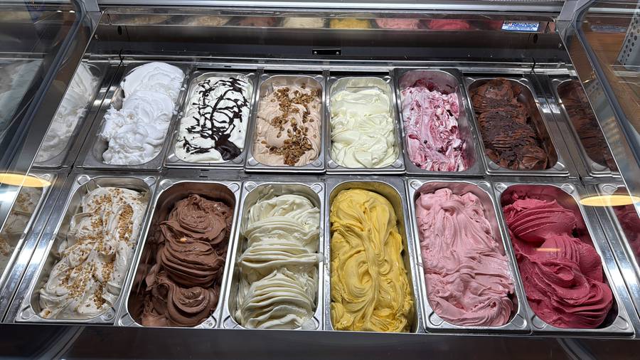 Unsere Eisvitrine mit zwölf hausgemachten Sorten – von Schokolade bis Frucht