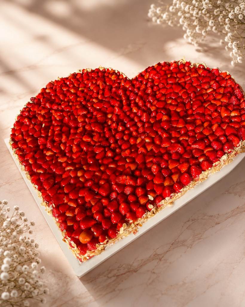 Herztorte mit frischen Erdbeeren – von Hand belegt