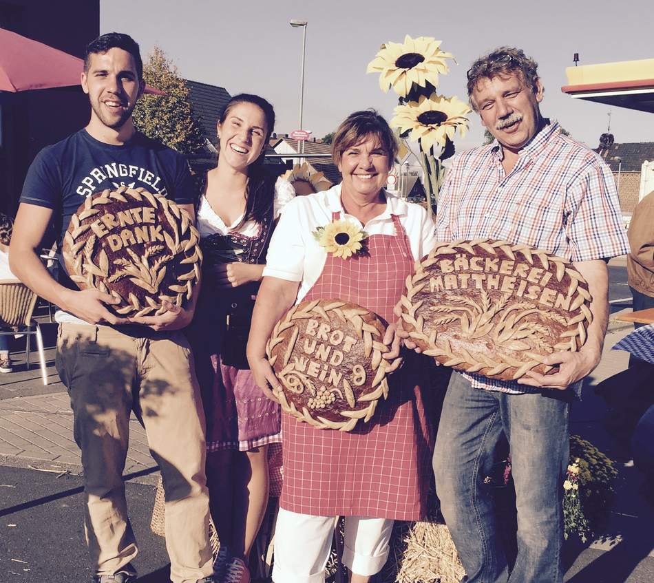 Familie Mattheisen beim Erntedankfest mit selbst gebackenen Broten