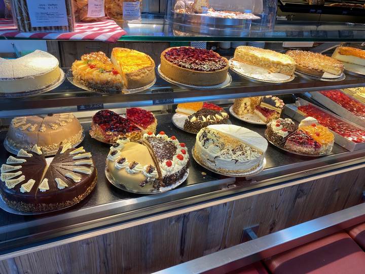Kuchentheke im Café Kleinenbroich