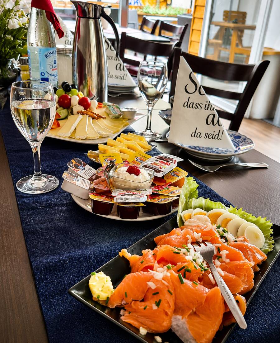 Reich gedeckter Frühstückstisch im Café Mattheisen mit Lachs, Eiern und Käseplatte