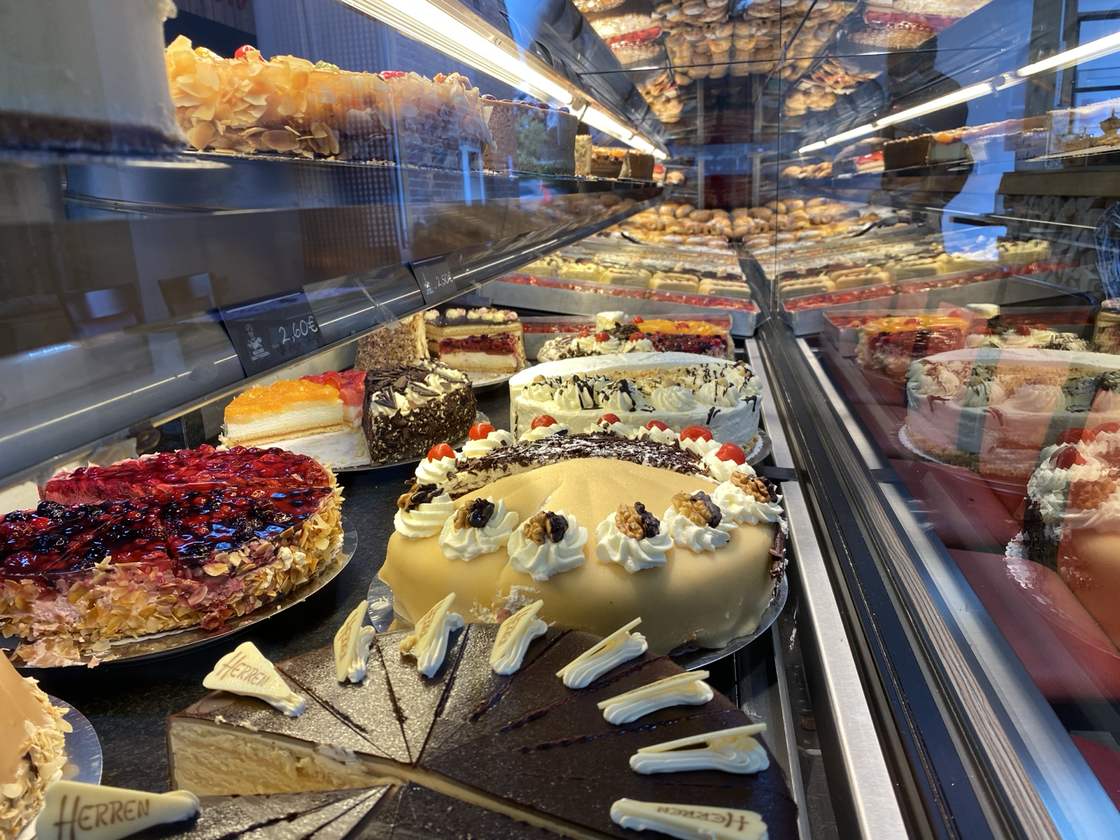 Große Auswahl frischer Torten in unserer Kuchentheke