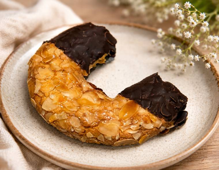 Mandelhörnchen mit gerösteten Mandeln und Schokoladenspitzen