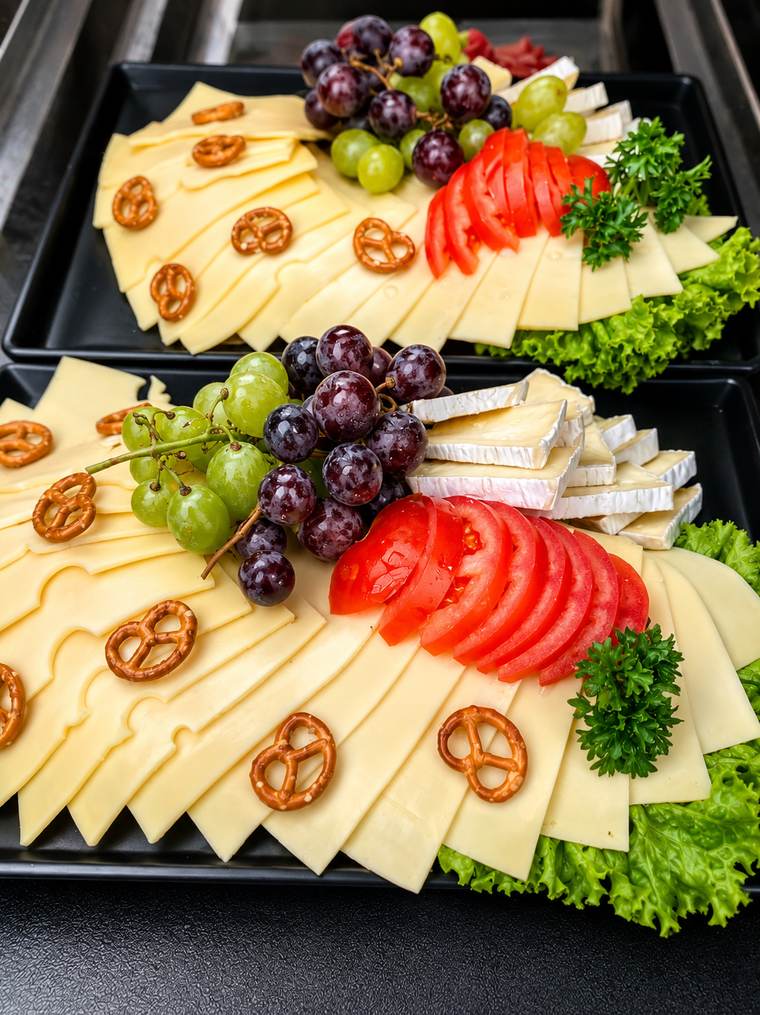 Käseplatte mit Trauben, Brie und Tomaten