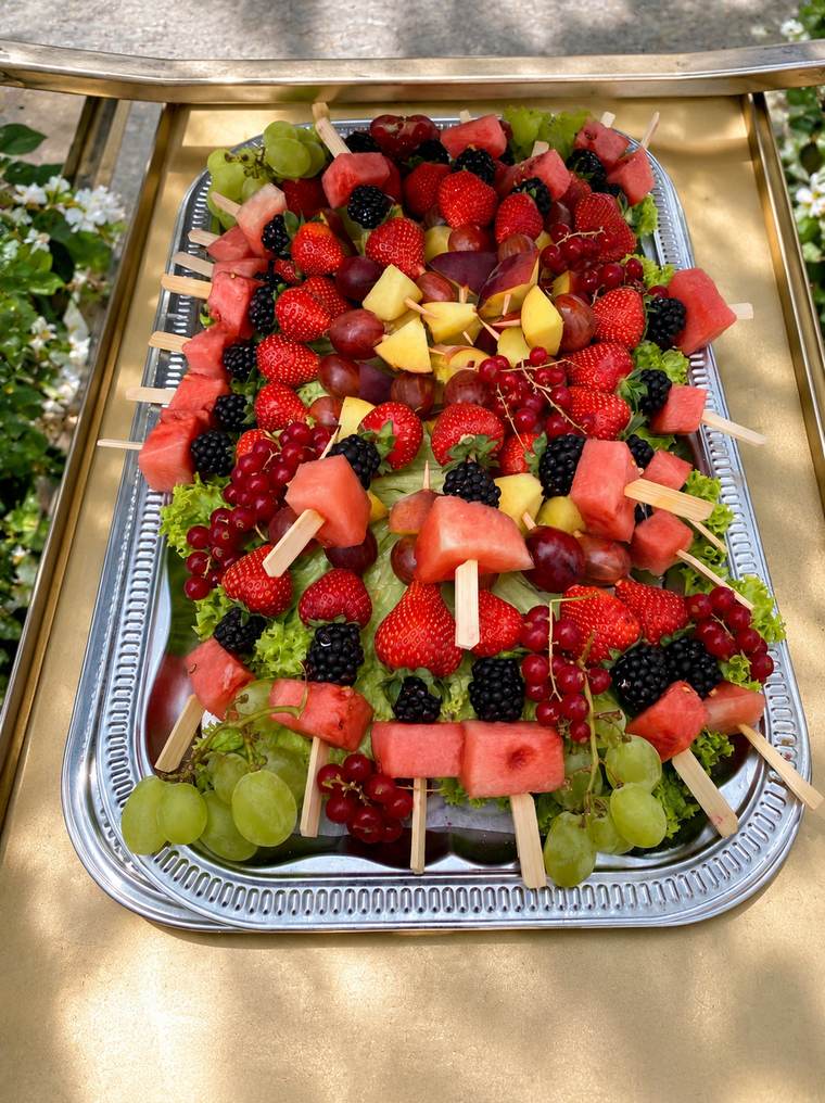 Bunte Obstspieße mit frischen Früchten der Saison
