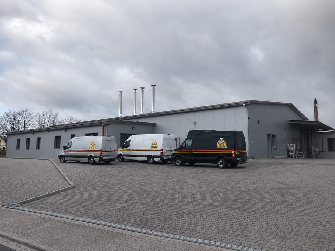 Produktionshalle mit dem elektrischen Fuhrpark von Bäcker Mattheisen