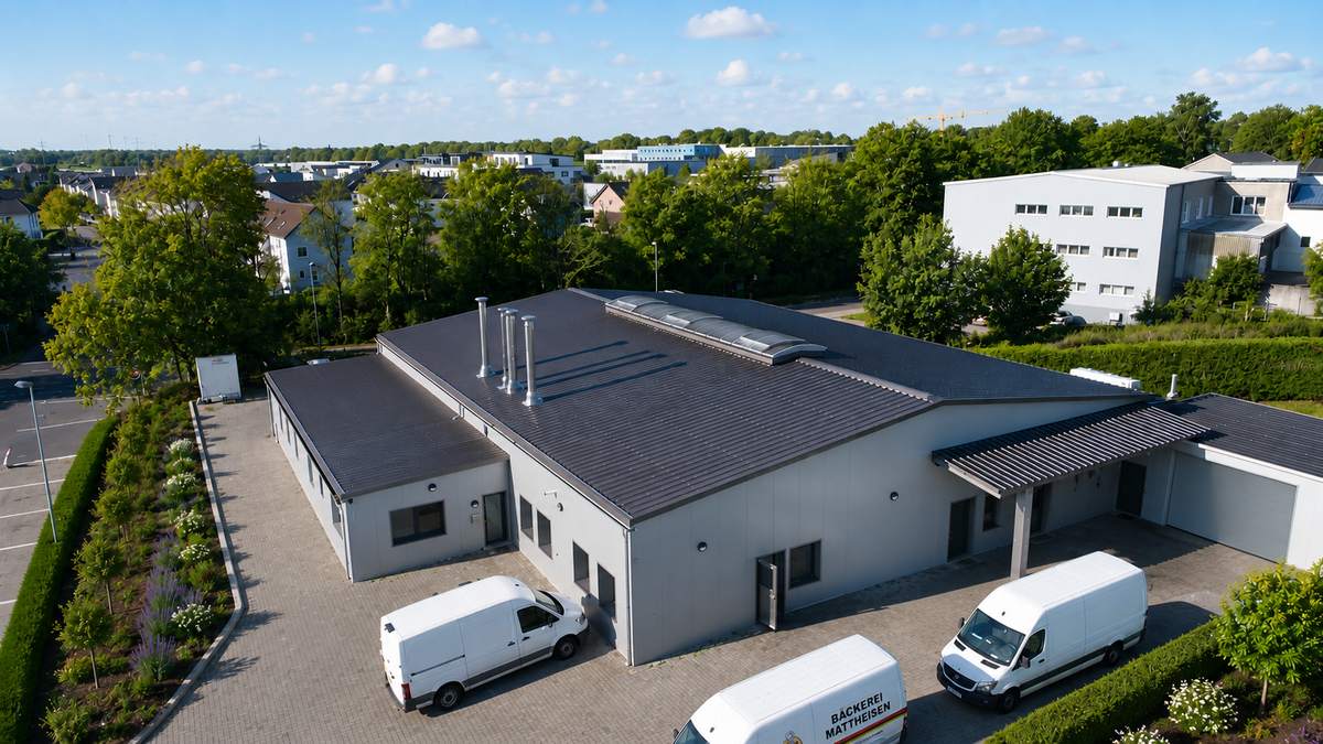 Luftaufnahme der 2020 neu erbauten Produktionshalle von Bäcker Mattheisen