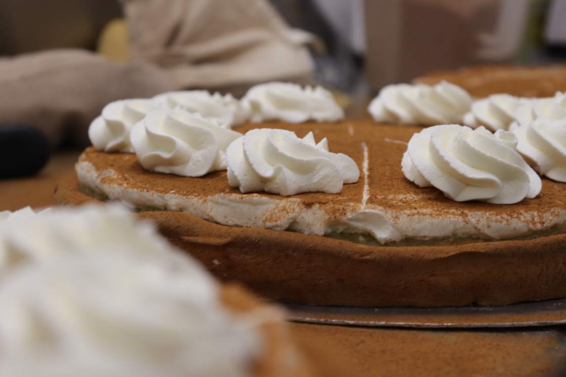 Frisch aufgeschlagene Sahne mit Zimt auf einer Apfel-Zimt-Torte